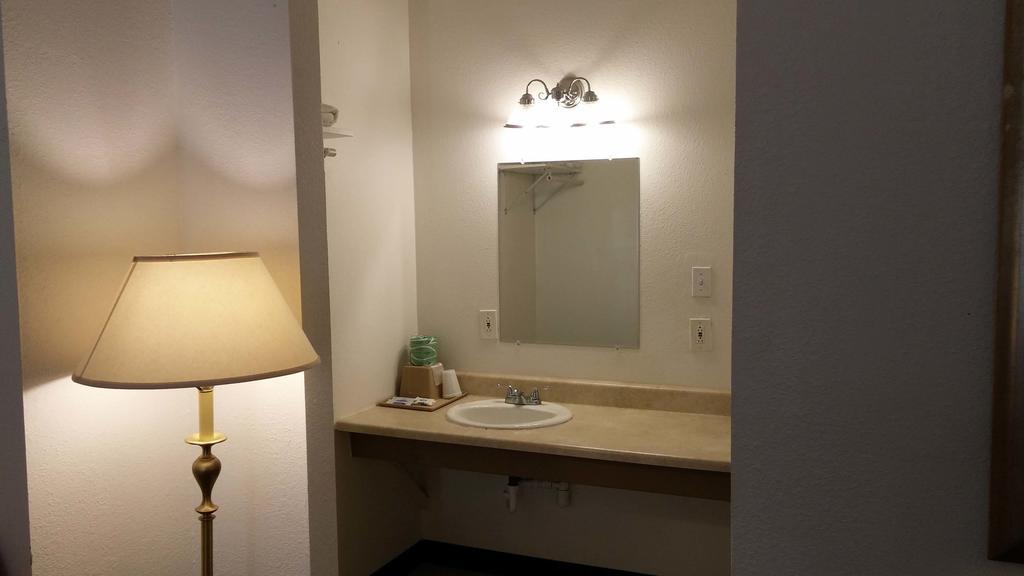 Country Regency Inn & Suites Manvel Esterno foto