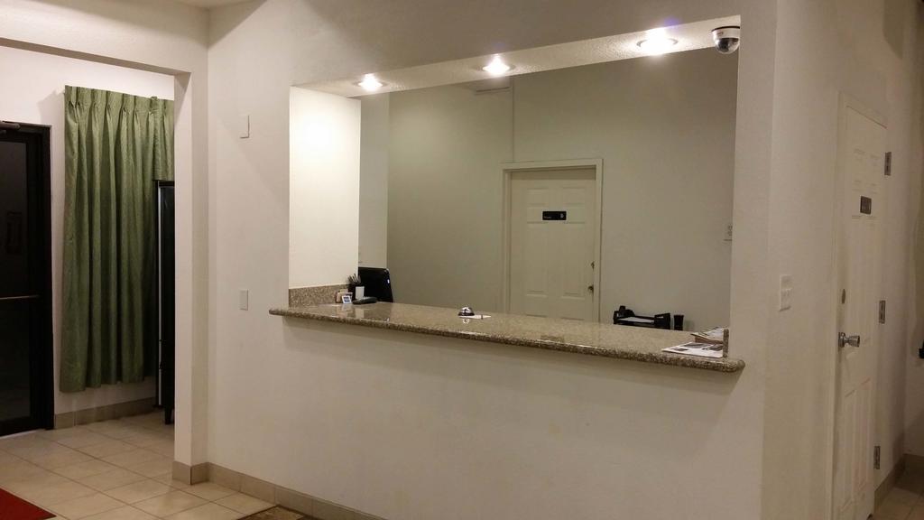 Country Regency Inn & Suites Manvel Esterno foto