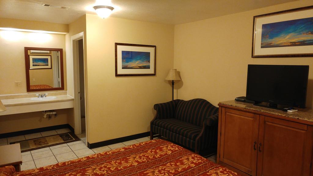 Country Regency Inn & Suites Manvel Esterno foto