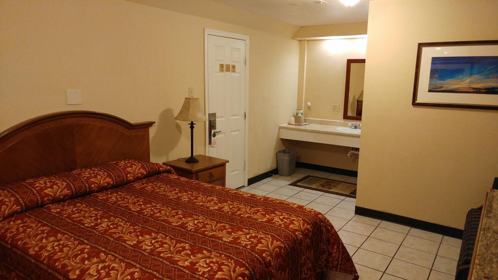 Country Regency Inn & Suites Manvel Esterno foto