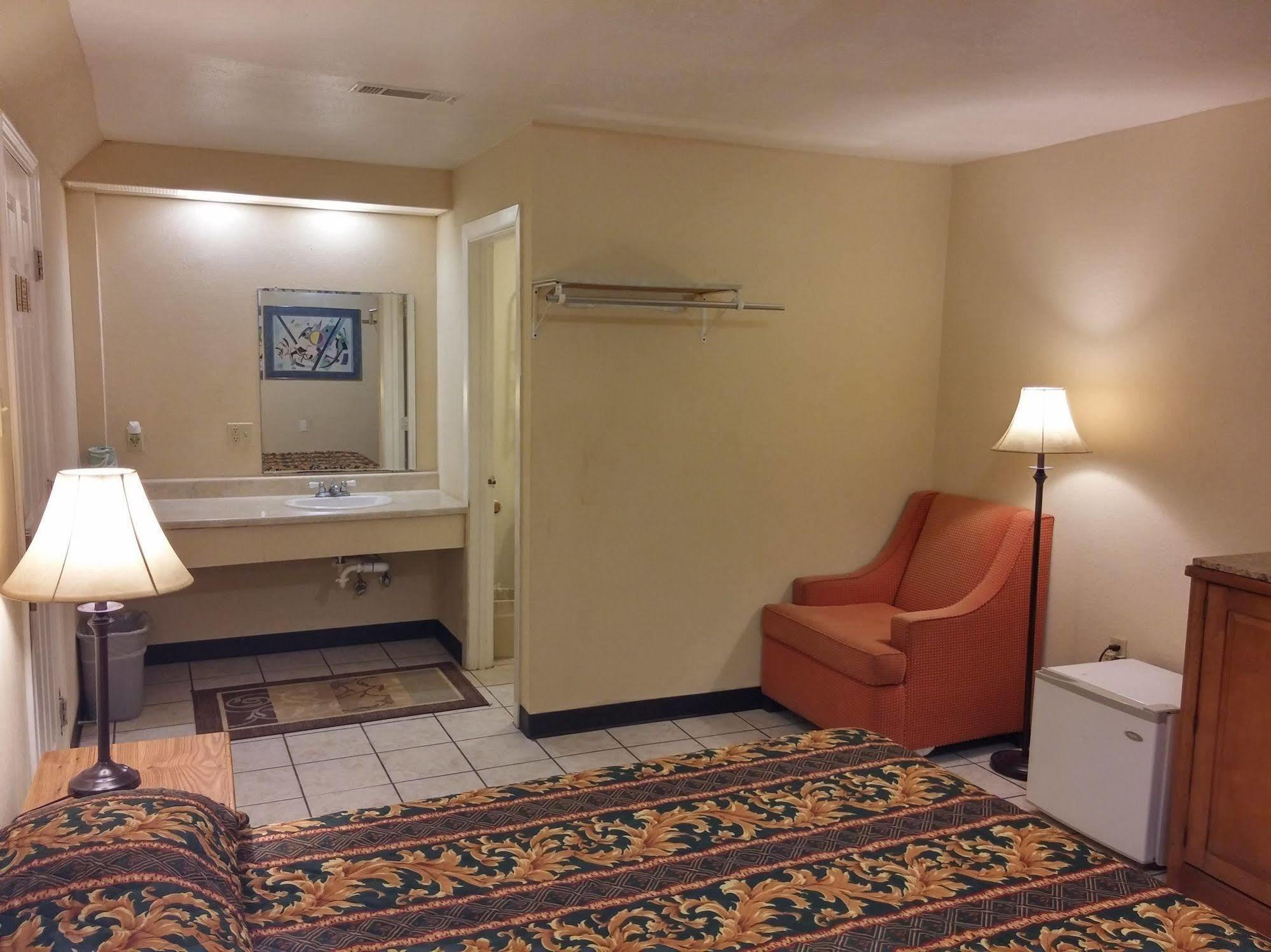 Country Regency Inn & Suites Manvel Esterno foto