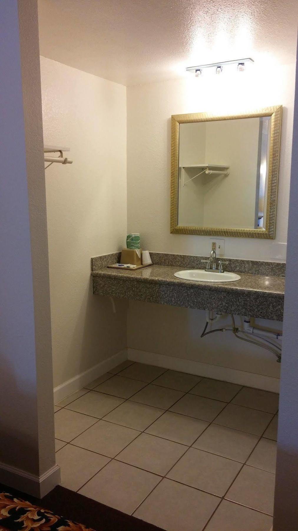 Country Regency Inn & Suites Manvel Esterno foto