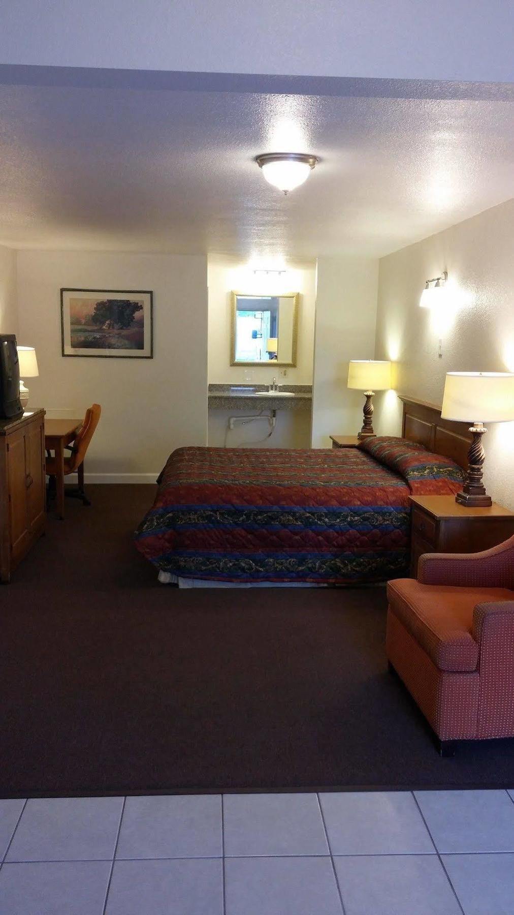 Country Regency Inn & Suites Manvel Esterno foto