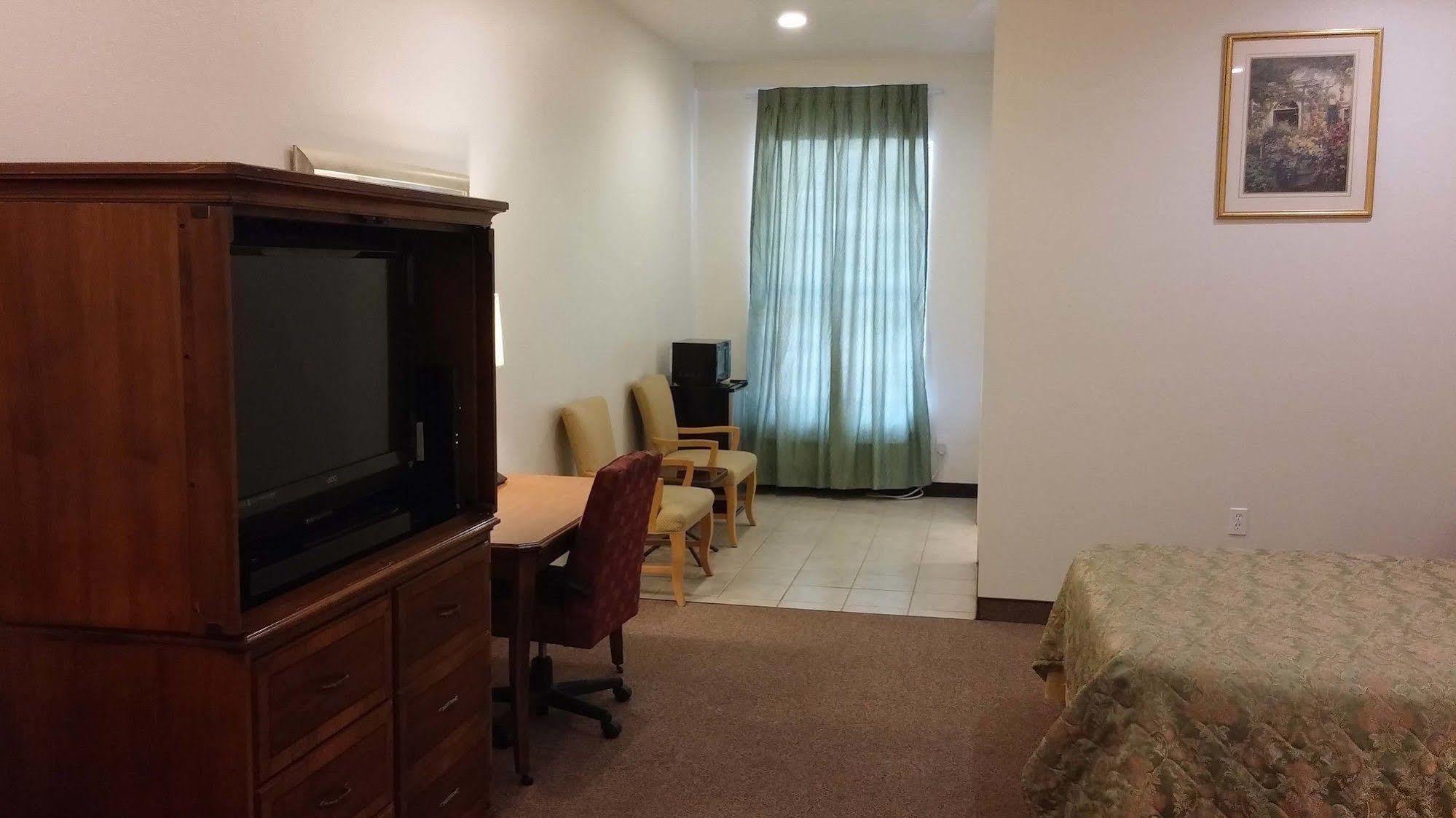 Country Regency Inn & Suites Manvel Esterno foto