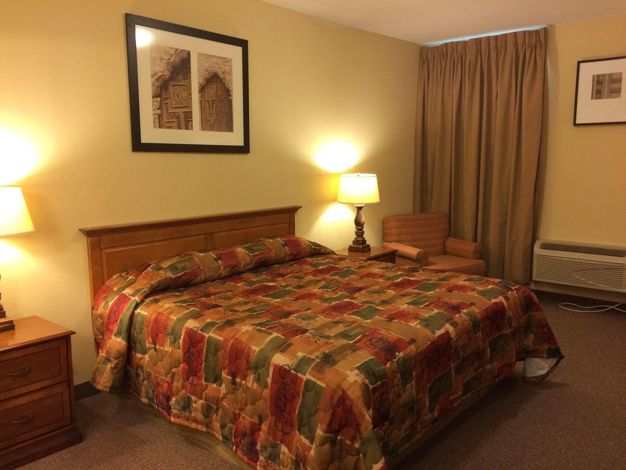 Country Regency Inn & Suites Manvel Esterno foto