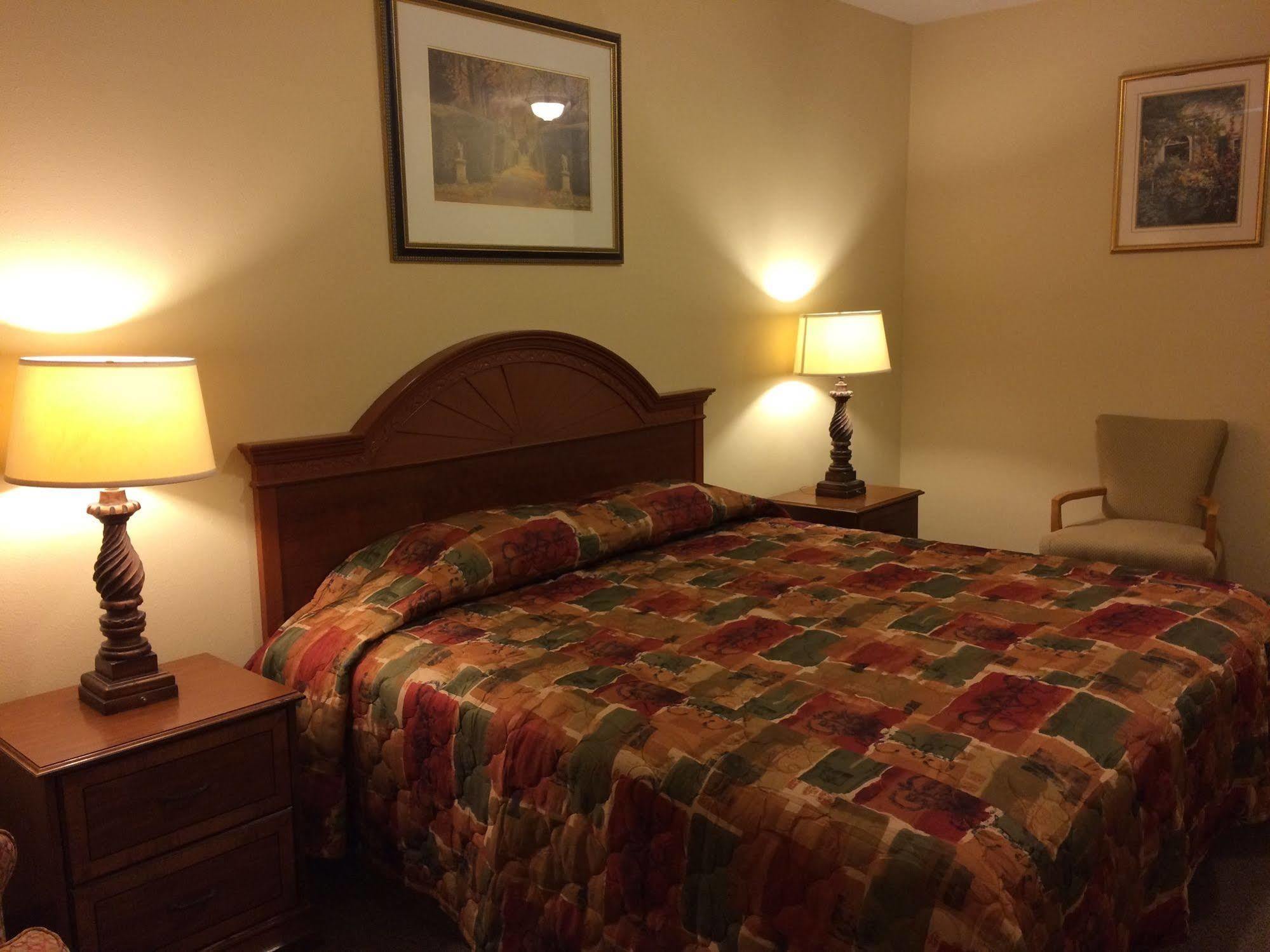 Country Regency Inn & Suites Manvel Esterno foto