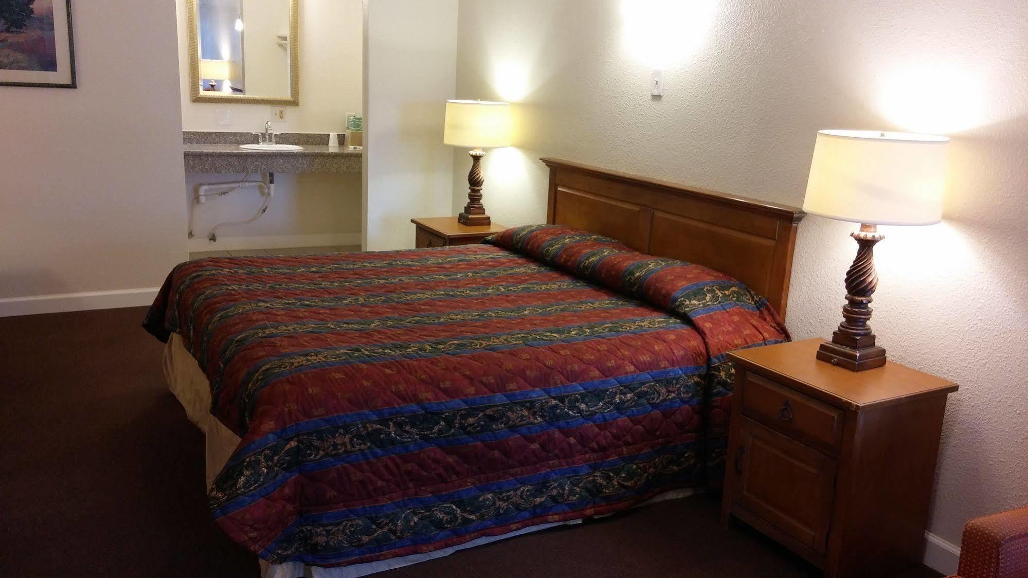 Country Regency Inn & Suites Manvel Esterno foto